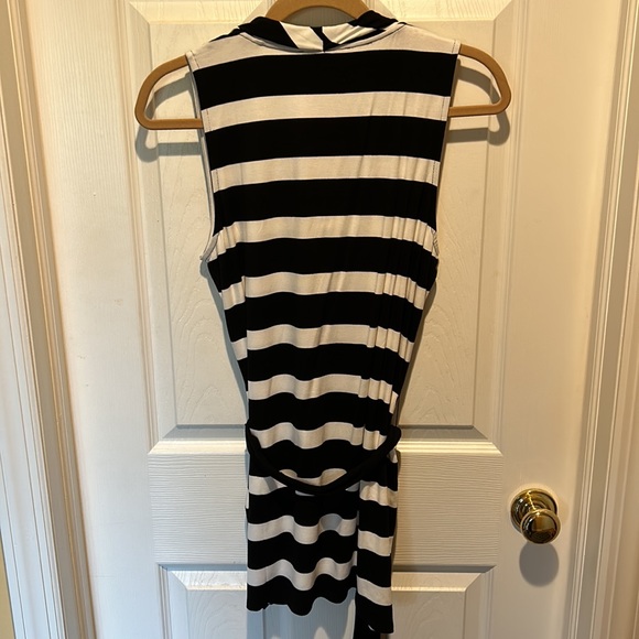 NWT - White House Black Market - sleeveless striped black and white - Picture 5 of 5